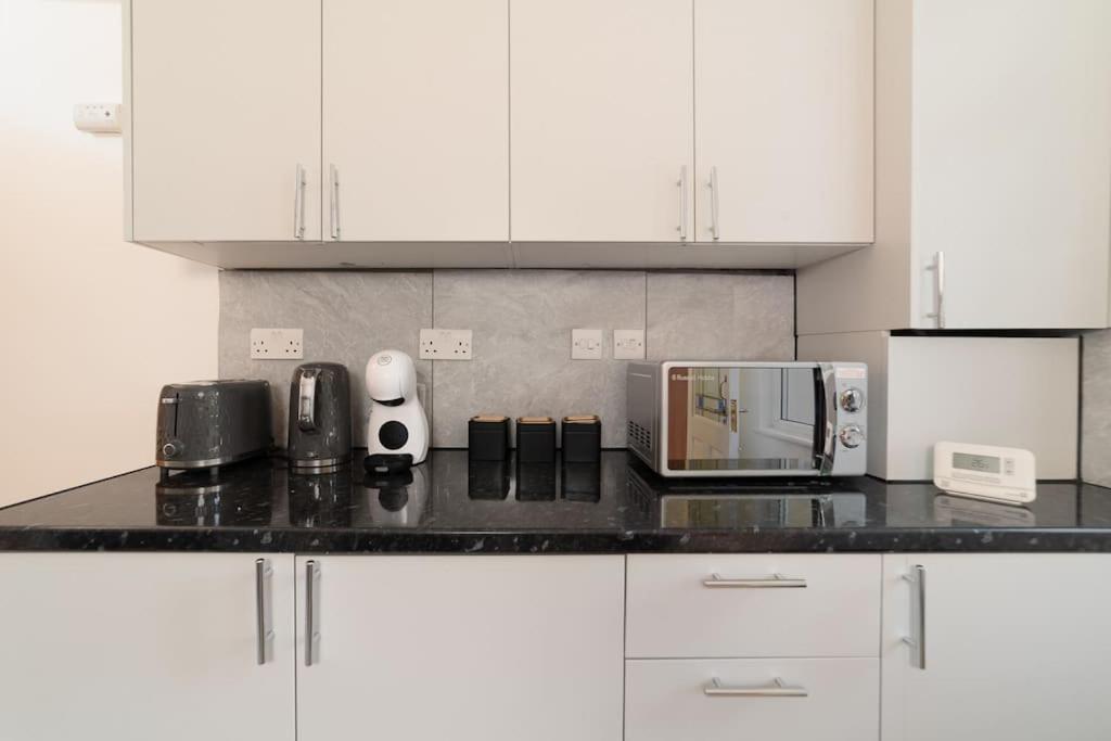 Two Bedroom Apartment By Buonomo Stays Short Lets & Serviced Accommodation In Balham With Balcony Londyn Zewnętrze zdjęcie